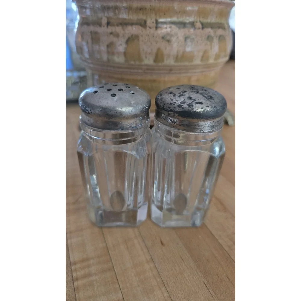 VTG Glass Salt & Pepper Shakers‎ w/ Metal Lids Farmhouse Kitchen Dining Decor